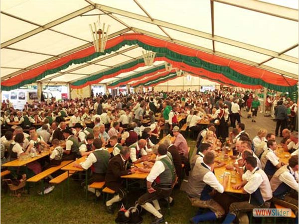 Volles Zelt beim Schuetzenfest in Kirchdorf